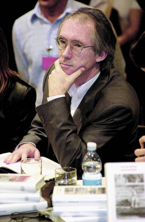 Una vicenda da romanzo. La mamma è sposata con il suo primo marito ma ha una storia clandestina. Nasce un bimbo che sceglie di dare in adozione. Il padre è lo stesso di Ian McEwan e il fratello perduto della porta accanto Lo scrittore scopre dopo 60 ann