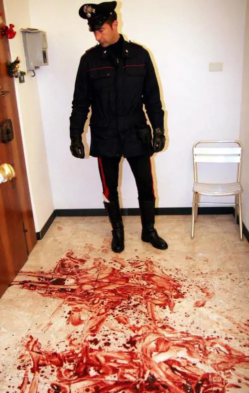 Trova la sua ragazza con laltro e tenta di ucciderlo a coltellate