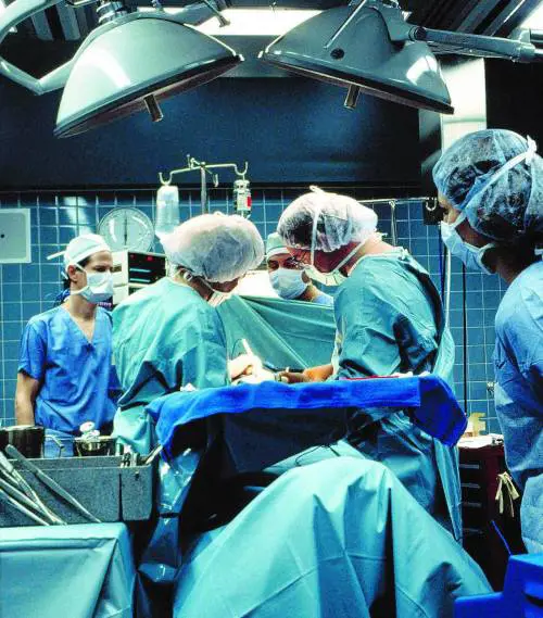 Salta l’elettricità mentre la operano: sedicenne in coma