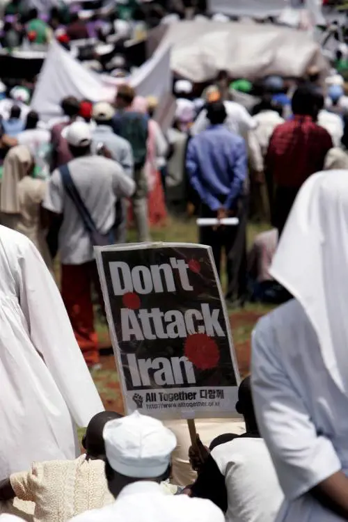 Nucleare, l'Iran vieta l'ingresso a 38 ispettori 
L'Unione europea fa scattare le sanzioni