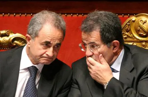 Base di Vicenza, Prodi 
cade per la prima volta 
Berlusconi: "Si dimetta"