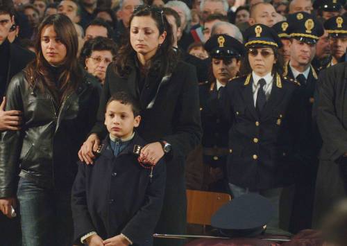 Catania, folla ai funerali di Raciti 
La moglie: rinunciate alla violenza