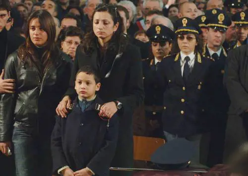 Catania, folla ai funerali di Raciti 
La moglie: rinunciate alla violenza