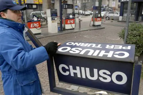 Benzinai, sciopero da stasera 
Ma è già caos per gli ultimi pieni