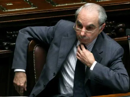 "Resistere a pressioni del calcio" 
Sì del parlamento ad Amato 