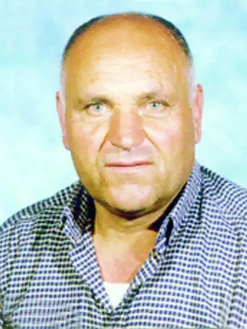 Uccide l'amante della moglie a colpi di badile