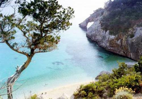 Soru mette altri balzelli sul turismo: tassa di soggiorno in Sardegna