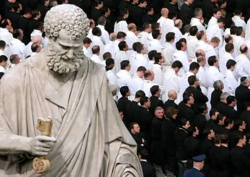 Il Papa: "Preoccupato 
per la famiglia". I vescovi: 
"I Dico sono una minaccia"