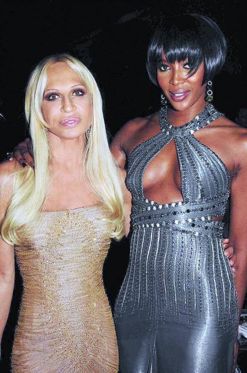 Il genio e la kamikaze bionda Hollywood celebra i Versace