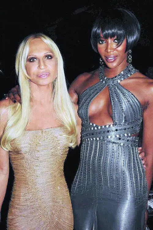 Il genio e la kamikaze bionda Hollywood celebra i Versace