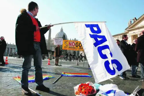 La sinistra divisa passa all’attacco: «Chiesa razzista»