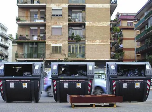 I nuovi cassonetti? Già tutti rotti