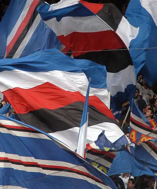 Bandiere, musica e balli accolgono la Samp a Tripoli