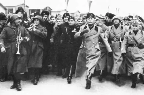 Intitolare a Mussolini la scuola dove insegnò: la proposta scatena le polemiche