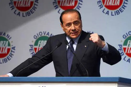 Berlusconi: "Io attaccato, ma il governo tace. Autobomba contro di me? Non commento"