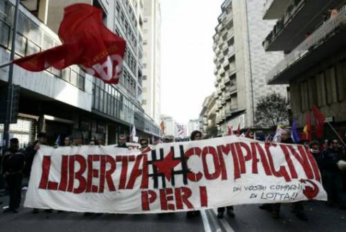 L'Unione sfila contro il governo 
E spuntano striscioni filo Br:  
"Libertà per i compagni arrestati"