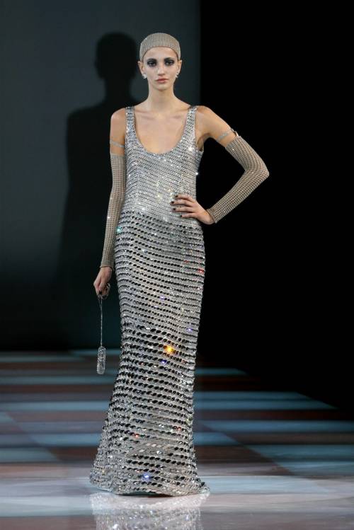 Armani, tacchi bassi e tailleur. Così la donna cambia il passo