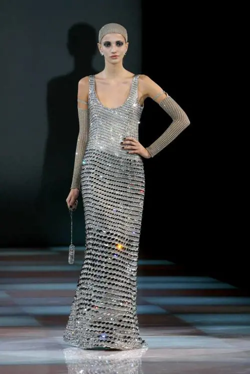 Armani, tacchi bassi e tailleur. Così la donna cambia il passo
