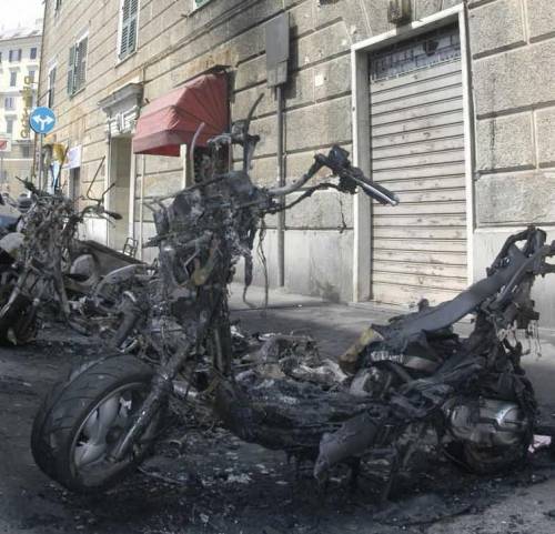 Corso Magenta preda del degrado: oltre le transenne c’è la discarica