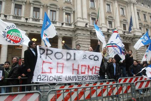 I giovani di An davanti a palazzo Chigi: "Prodi go home"