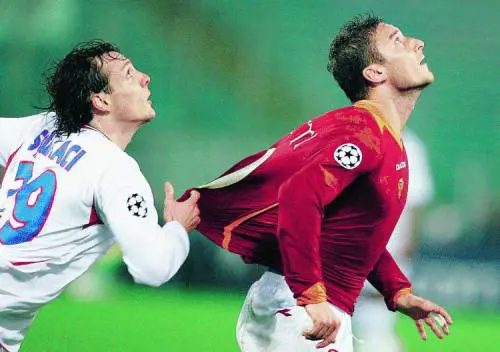 La Roma non prende gol ma incassa otto ammoniti