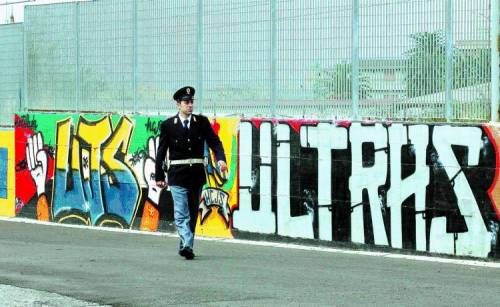 Camorra e scommesse dietro le molotov allo stadio