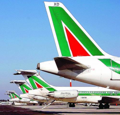 Alitalia, offerte  entro il 16 aprile Il Tesoro cederà almeno il 39,9%