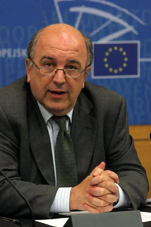 La proposta non piace all’Ue: serve una riforma taglia-deficit