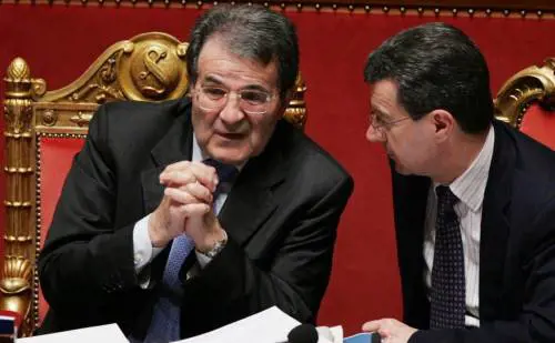 Prodi si attacca a un pugno di voti 
e al Senato ottiene la fiducia a tempo 
Berlusconi: "Follini determinante" 