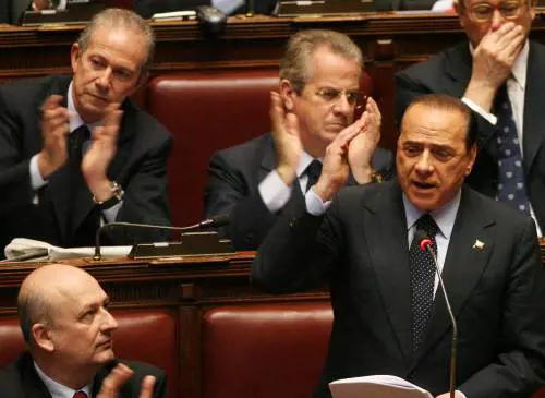 Berlusconi: "Paese umiliato, 
il governo condominio rissoso" Fiducia, sì della Camera