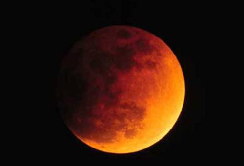 La Luna dà spettacolo 
Domani eclissi totale