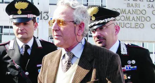 La pagella del ragazzo è brutta. Padre e nonno picchiano preside