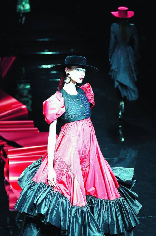 Parigi in rosso e nero: il tango sexy di Kenzo e l’inferno di McQueen