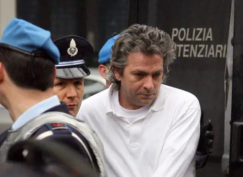 Via al processo per Tommy 
La folla ad Alessi: "Muori maiale"