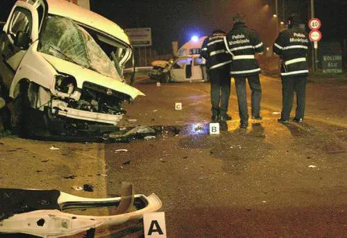 Scontro frontale tra due auto: perdono la vita i conducenti