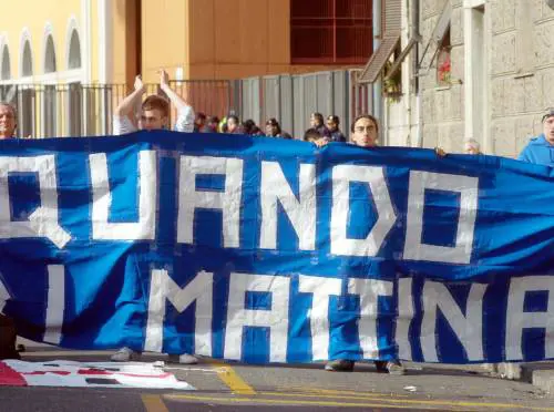 Metal-detector portatili a ogni ingresso dello stadio