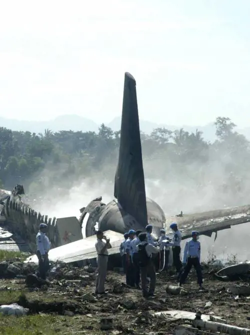 Dramma in Indonesia, 
brucia aereo: 23 morti 
Illeso italiano a bordo