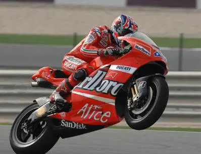 Motogp, Stoner vola in Qatar 
Valentino Rossi è secondo 