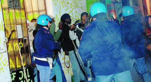 OPERAZIONE DI POLIZIA NELLEDIFICIO DEGLI ARTIGIANI IN VIA CONFALONIERI