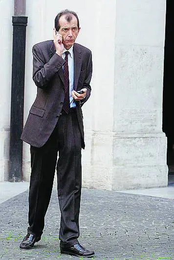 "A Fabrì, ho un politico che va a transessuali"