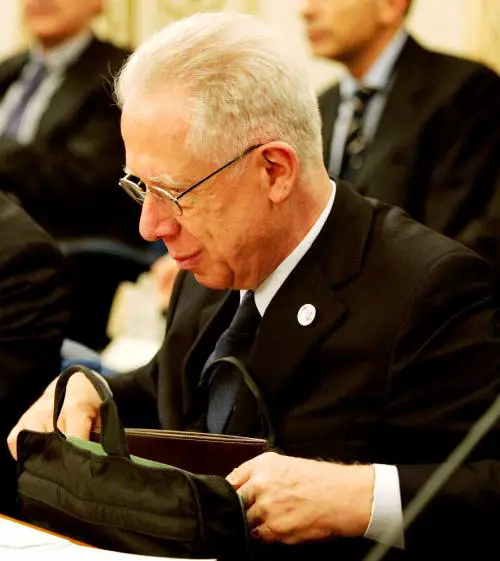 Banca d'Italia: "Cresce il deficit" 
Padoa-Schioppa: "Tasse giù, non ora"