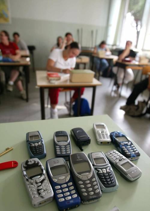Fioroni va alla guerra 
"No cellulari in classe"