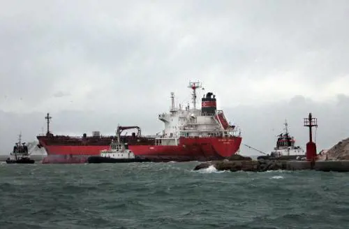 Livorno, chiazza di combustibile 
da 9 tonnellate minaccia il porto