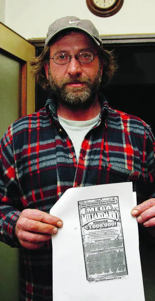 Vince un  milione giocando 10 euro: «Ma continuerò a fare il muratore»