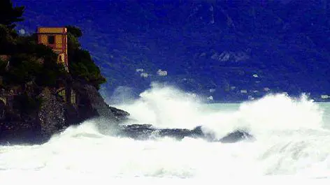 Barca rovesciata dalle onde: salvati i marinai