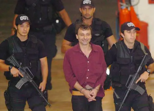 Battisti, due politici francesi 
l'hanno aiutato nella fuga in Brasile