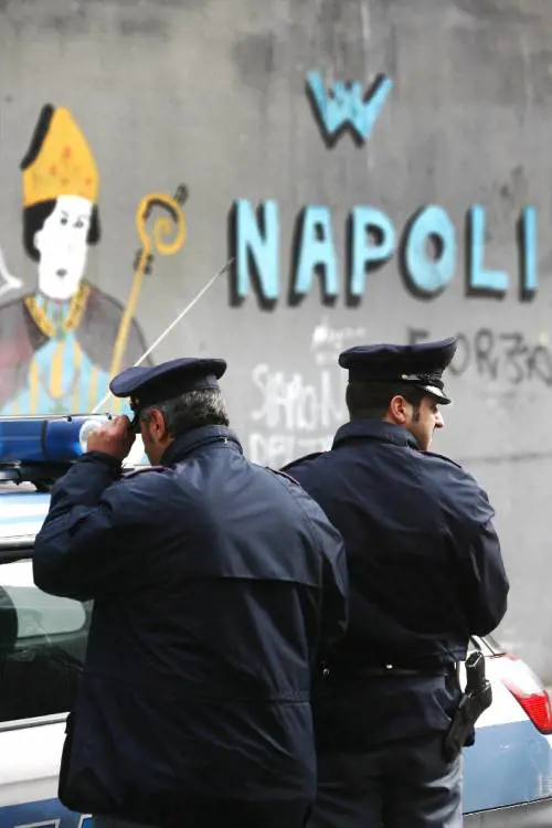 Napoli, agguato in centro 
ucciso un uomo, ferita la moglie