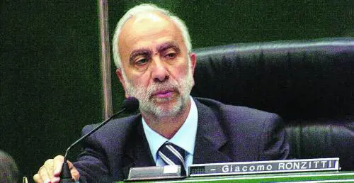 Il gonfalone della Regione contro il governo