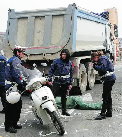 Scooterista di 62 anni travolta da un camion «Limite dei 30 allora»