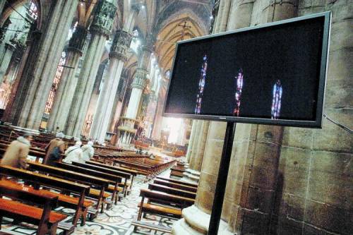 Maxischermi dentro il Duomo per seguire le Messe di Pasqua